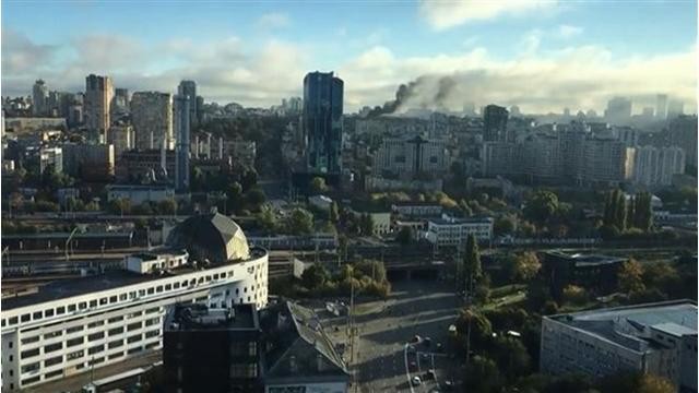 La fumée monte après une série de frappes aériennes sur la capitale de Kiev, le 10 octobre 2022. Photo : AFP/VNA