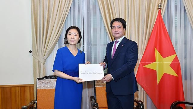 L'ambassadeur Nguyên Viêt Dung, directeur du Département du Protocole d’État (à droite) et la nouvelle ambassadrice de la République de Corée au Vietnam, Oh Youngju (à gauche). Photo: baoquocte.vn