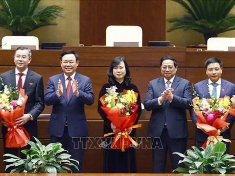 Le Premier ministre Pham Minh Chinh (2e à partir de la droite), le président de l'Assemblée nationale Vuong Dinh Hue (2e à partir de la gaucheà, félicitent l’Auditeur général d’Etat Ngo Van Tuan, la ministre de la Santé Dao Hong Lan et le ministre des Transports Nguyen Van Thang. Photo: VNA