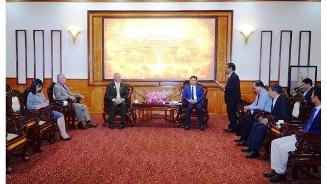  Le vice-président permanent du Comité populaire provincial de Thua Thiên Huê, Nguyên Thanh Binh, reçoit une délégation du Fonds américain COFC. Photo : www.thuathienhue.gov.vn