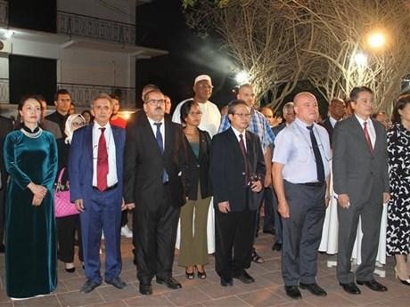 Des participants à la rencontre en l’honneur du 60e anniversaire de l'établissement des relations diplomatiques Vietnam - Algérie, le 29 octobre à Alger. Photo : VNA.