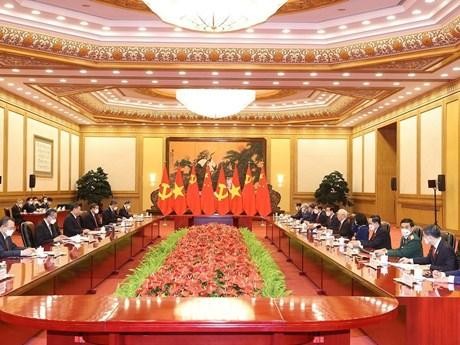 Panorama de l'entretien entre le Secrétaire général du Comité central du Parti communiste du Vietnam, Nguyên Phu Trong, et le Secrétaire général du Comité central du Parti communiste chinois et Président chinois, Xi Jinping. Photo : VNA.