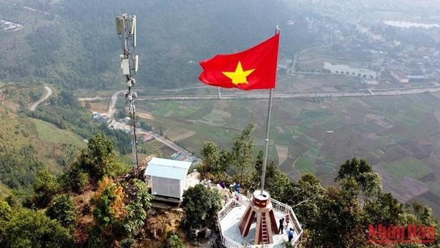 La cérémonie de levée du drapeau et d’inauguration de la tour du drapeau de la Patrie au sommet de la montagne Cô Tiên. Photo : NDEL. 