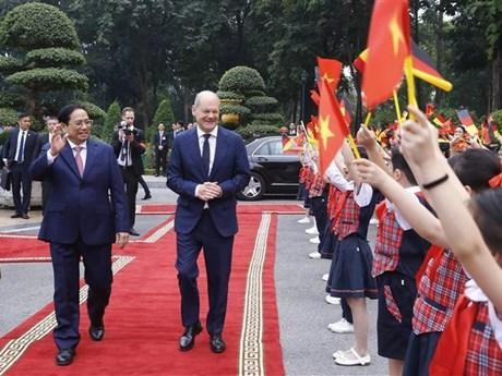 Le Premier ministre Pham Minh Chinh (à gauche) préside la cérémonie d’accueil officielle du Chancelier allemand, Olaf Scholz. Photo : VNA.