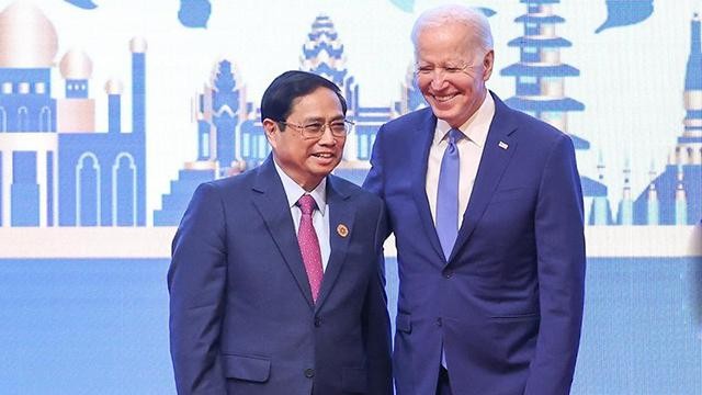 Le Premier ministre Pham Minh Chinh (à gauche) et le Président américain, Joe Biden (à droite). Photo : NDEL.