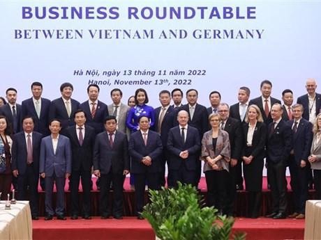 Le Premier ministre Pham Minh Chinh (1er rang, 6e à partir de la gauche), le Chancelier allemand Olaf Scholz (1er rang, 7e à partir de la gauche), et des délégués de la table ronde. Photo : VNA.