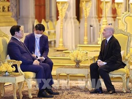 Le Premier ministre vietnamien Pham Minh Chinh (gauche) et le Roi du Cambodge Norodom Sihamoni. Photo : VNA.