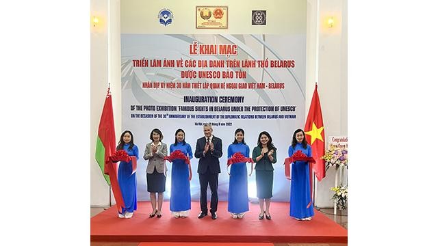 L'inauguration de l'exposition de photos sur les relations diplomatiques entre le Vietnam et la Biélorussie. Photo : thoidai.com.vn