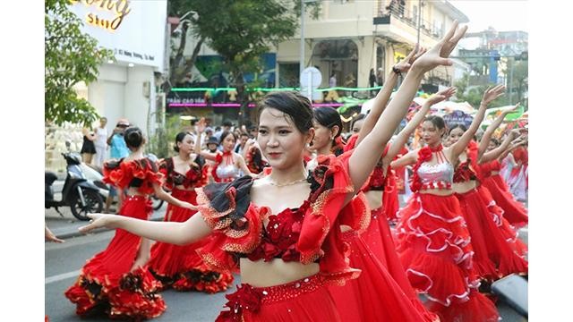 Des artistes se produisent à la fête de rue qui se déroule dans le cadre du Festival de Huê 2022. Photo : laodong.vn