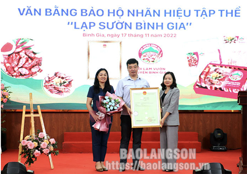 La cérémonie pour recevoir le certificat de la marque collective du « lap cheong ». Photo : baolangson.vn