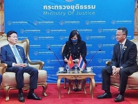 Le ministre vietnamien de la Justice, Lê Thanh Long (à gauche), et son homologue thaïlandais, Somsak Thepsuthin. Photo : VNA.