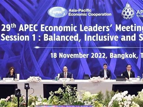 Le Président Nguyên Xuân Phuc (2e à gauche) à la première réunion restreinte de la Semaine du Sommet du Forum de coopération économique Asie-Pacifique (APEC) 2022. Photo : VNA.