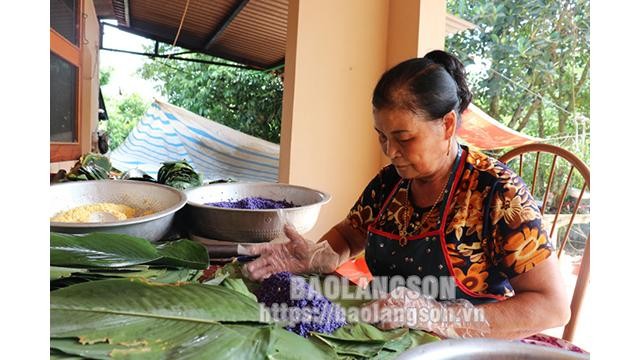 Mme Vi Thi Hông Ly dans le village de Truong Son (commune de Son Ha, district de Huu Lung) prépare des « banh chung » pour les vendre depuis plus de dix ans, approvisionnant principalement les marchés du district. Photo : baolangson.vn