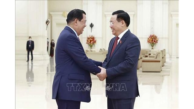 Le Premier ministre cambodgien Samdech Techo Hun Sen (à gauche) et le président de l’Assemblée nationale du Vietnam, Vuong Dinh Huê. Photo : VNA.