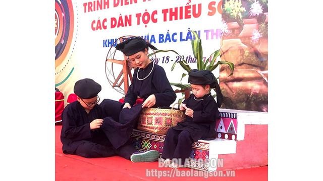 Le Festival des costumes traditionnels des minorités ethniques du Vietnam a eu lieu du 18 au 20 novembre 2022. Photo : baolangson.vn