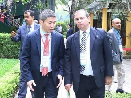 Le président de l'ICAP, Fernando Gonzalez Llort (droite) et le vice-président, secrétaire général de l'Union des organisations d'amitié du Vietnam, Phan Anh Son lors d'une visite à la maison sur pilotis du président Ho Chi Minh. Photo : qdnd.vn
