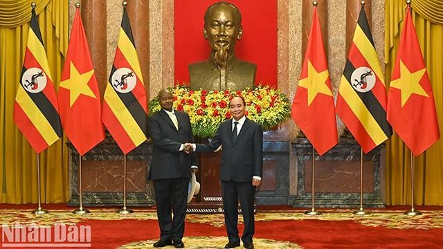 Le Président vietnamien Nguyên Xuân Phuc et le Président ougandais, Yoweri Kaguta Museveni lors de la cérémonie d'accueil. Photo : NDEL.