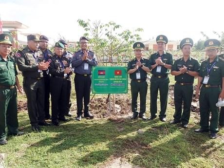 Des jeunes gardes-frontières vietnamiens et cambodgiens participent le 23 novembre à une activité de plantation d'arbres d'amitié au poste de garde-frontière de Linh Huynh dans la province de Kiên Giang. Photo : VNA.
