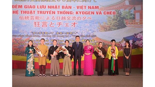 Les dirigeants de la province de Ha Nam offrent des fleurs aux artistes lors du programme d'échange. Photo : NDEL.