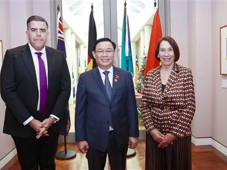 Le Présidetn de l'AN Vuong Dinh Huê (centre) et a présidente du Sénat Sue Lines et le Président de la Chambre des représentants Milton Dick à Canberra le 30 novembre. Photo : VNA.