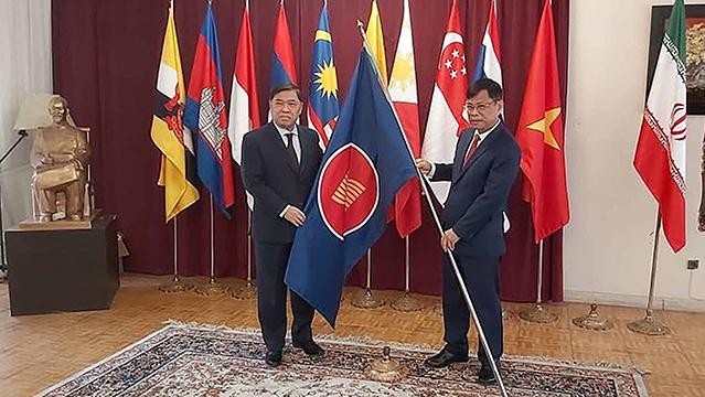 L'ambassadeur Luong Quôc Huy passe la présidence du Comité ASEAN - Téhéran à l'ambassadeur de Brunei, Awang Haji Esmaeil. Photo : baoquocte.vn