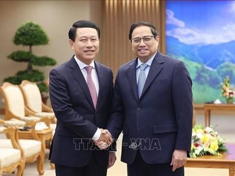Le Premier ministre Pham Minh Chinh (à droite) et e vice-Premier ministre et ministre des Affaires étrangères du Laos Saleumxay Kommasith. Photo : VNA.