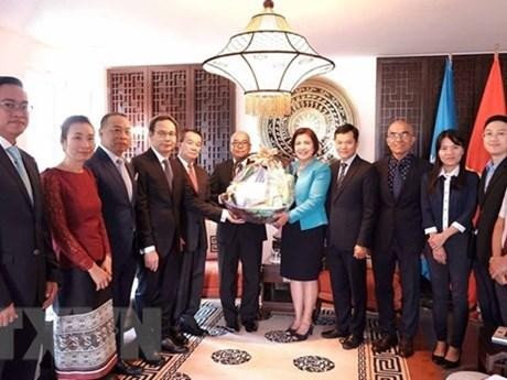 Le Thi Tuyet Mai, à la tête d’une délégation vietnamienne, est allée féliciter la Mission permanente du Laos à Genève à l’occasion de la 47e Fête nationale du Laos. Photo : VNA.