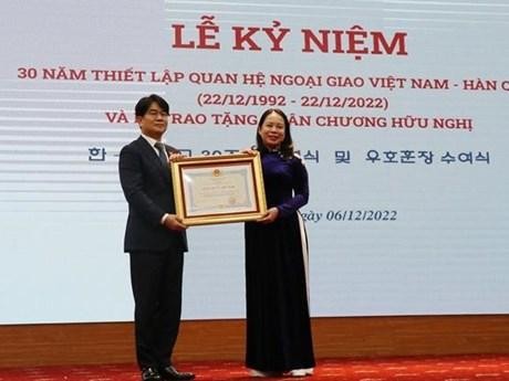 La vice-présidente Vo Thi Anh Xuân remet l’Ordre de l’amitié au directeur général de Samsung Electronics Vietnam Thai Nguyên, Lee Byeong Kuk. Photo : VNA.