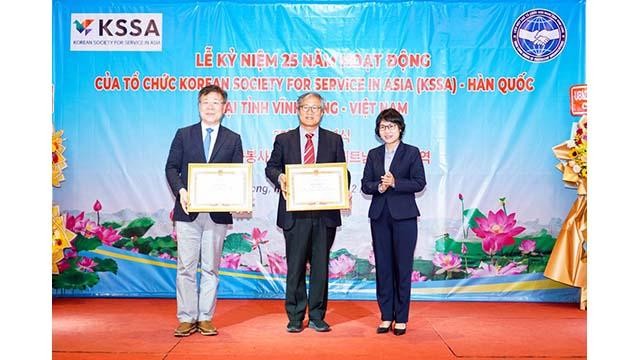 KSSA reçoit le certificat de mérite de l'Union des organisations d'amitié du Vietnam. Photo: thoidai.com.vn