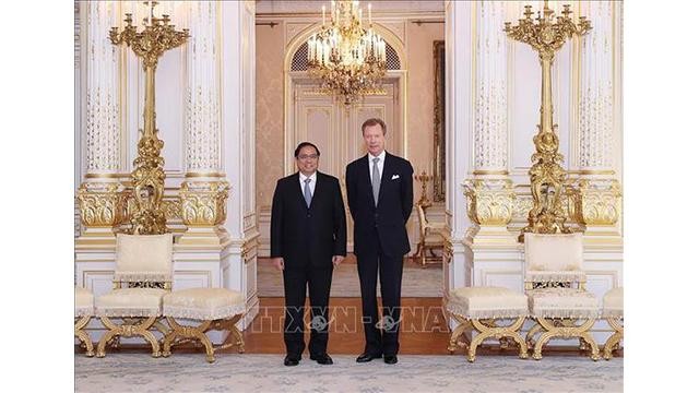 Le Premier ministre Pham Minh Chinh (gauche) et le Grand-Duc de Luxembourg, Henri. Photo : VNA