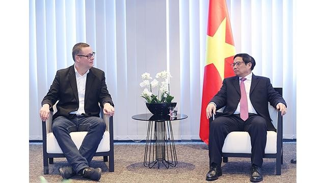 Le Premier ministre vietnamien, Pham Minh Chinh (à droite), rencontre le président du Parti du Travail de Belgique, Raoul Hedebou. Photo : VNA.