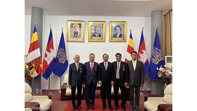 L'ambassadeur du Cambodge au Vietnam, Chay Navuth, décerne des médailles royales Sahametrei à 3 employés qui ont apporté des contributions aux activités de l’ambassade du Cambodge au Vietnam pendant de nombreuses années. Photo : baquocte.vn