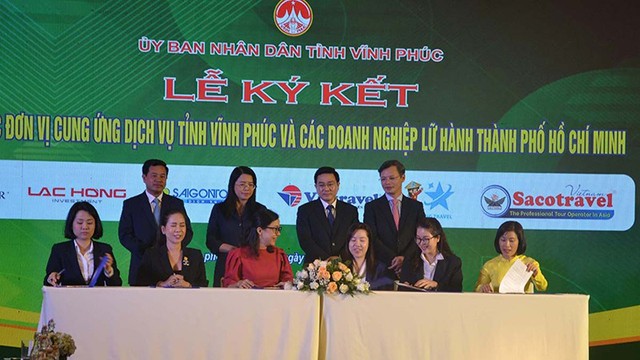 Les prestataires de services de Vinh Phuc, les agences de voyage de Vinh Phuc et du Sud ont également signé un accord de coopération pour stimuler la demande touristique et développer le tourisme de Vinh Phuc. Photo : NDEL.