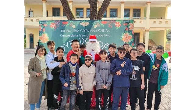 Les élèves posent avec le Père Noël. Photo : CVN/NDEL.