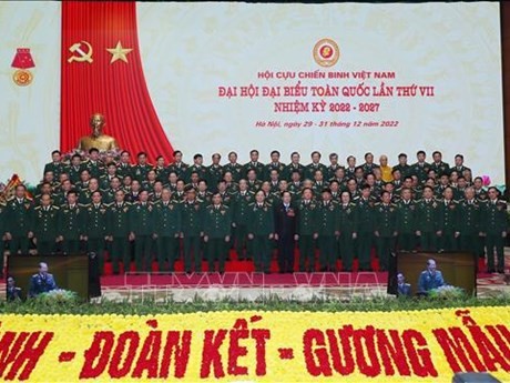 Les membres du comité exécutif de l’Association des anciens combattants du Vietnam pour le mandat 2022-2027 posent pour une photo de groupe. Photo : VNA