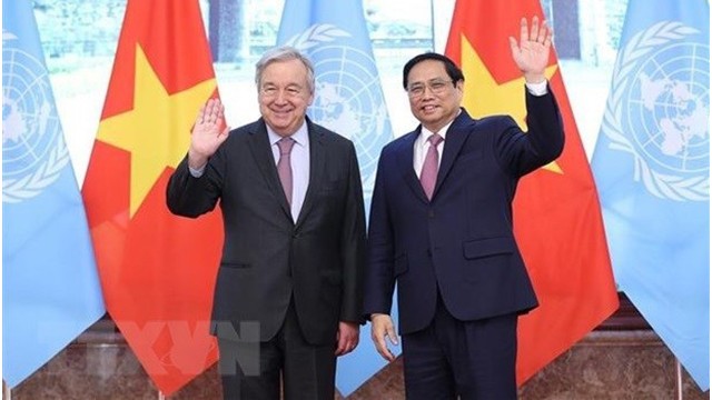 Le Premier ministre Pham Minh Chinh (à droite) reçoit le secrétaire général des Nations unies António Guterres dans le cadre de sa visite officielle au Vietnam les 21 et 22 octobre 2022. (Photo : VNA)