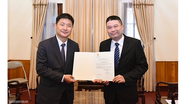 Le directeur par intérim du Département consulaire, Doan Hoàng Minh, a remis le 4 janvier un exequatur à Kang Boo Sung, nouveau Consul général de République de Corée à Dà Nang. Photo: baoquocte.vn