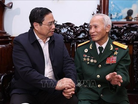 Le Premier ministre Pham Minh Chinh et le héros des forces armées populaires Dang Phi Thuong. Photo: VNA