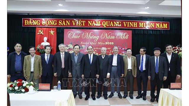 Le Président Nguyên Xuân Phuc pose avec des dirigeants retraités de plusieurs villes et provinces du Centre. Photo : VNA