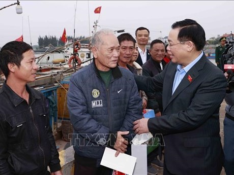 Le Président de l’Assemblée nationale Vuong Dinh Huê formule ses voeux du Têt à des pêcheurs de Quang Binh. Photo : VNA