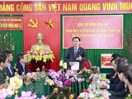 Le Président de l’Assemblée nationale, Vuong Dinh Huê lors de la visite au poste de gard-frontière de Nhât Lê, dans la province de Quang Binh (Centre), le 8 janvier. Photo: VNA