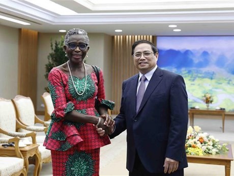 Le Premier ministre Pham Minh Chinh et la directrice générale adjointe du FMI, Antoinette Sayeh. Photo : VNA.