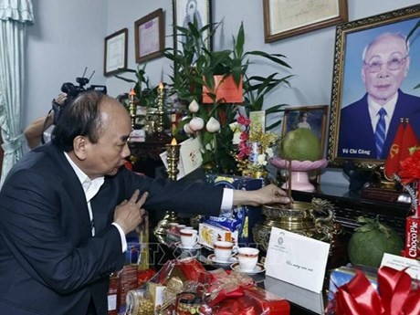 Le Président Nguyên Xuân Phuc a rendu visite le 11 janvier, aux familles des anciens dirigeants du Parti et de l'État à Hô Chi Minh-Ville. Photo : VNA.