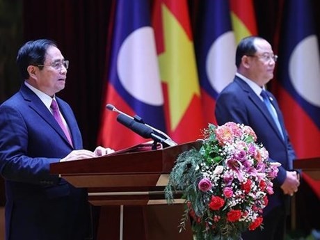 Les Premiers ministres vietnamien Pham Minh Chinh (à gauche) et lao Sonexay Siphandone lors de la conférence de presse, à Vientiane, le 11 janvier. Photo : VNA.