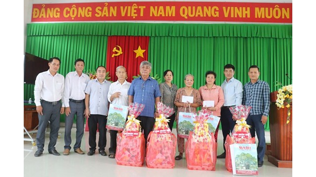 Le chef adjoint du bureau de représentation du Journal Nhân Dân à Cân Tho, Duong Hông Lâm offre des cadeaux du Têt aux familles bénéficiaires des politiques sociales et aux ménages pauvres dans la province de Trà Vinh. Photo : NDEL.