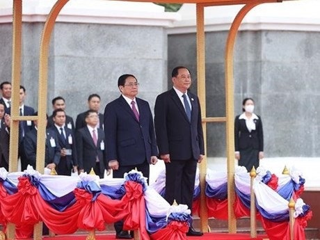 Les deux Premiers ministres vietnamien et lao lors de la cérémonie d'accueil. Photo : VNA.