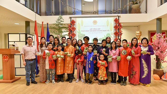 Une classe de vietnamien aux Pays-Bas, en collaboration avec l'ambassade du Vietnam dans ce pays, a organisé un programme spécial pour les élèves de la classe. Photo : baoquocte.vn