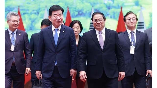 Le Président de l'Assemblée nationale sud-coréenne Kim Jin Pyo et le Premier ministre Pham Minh Chinh (droite). Photo: VNA