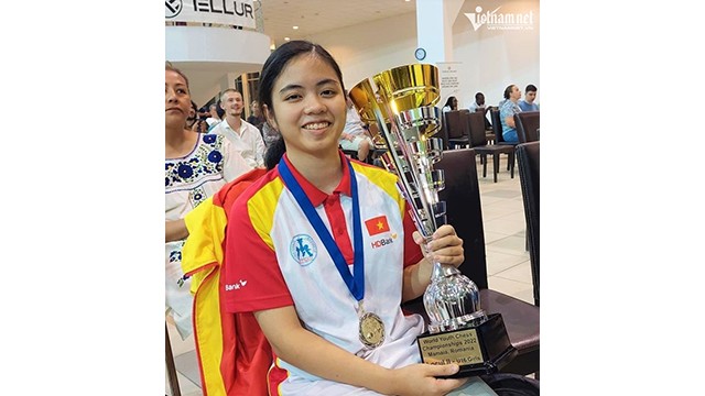 Hông Nhung a décroché une médaille d'argent dans la catégorie U16 lors de la Coupe du monde d'échecs de la jeunesse 2022. Photo : Vietnamnet 
