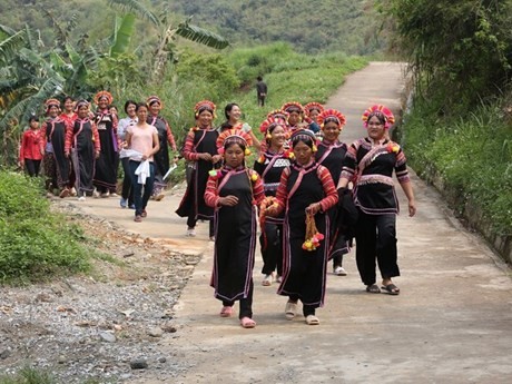 Les habitants du district de Muong Tè sont heureux d'avoir de belles routes (photo: VOV)